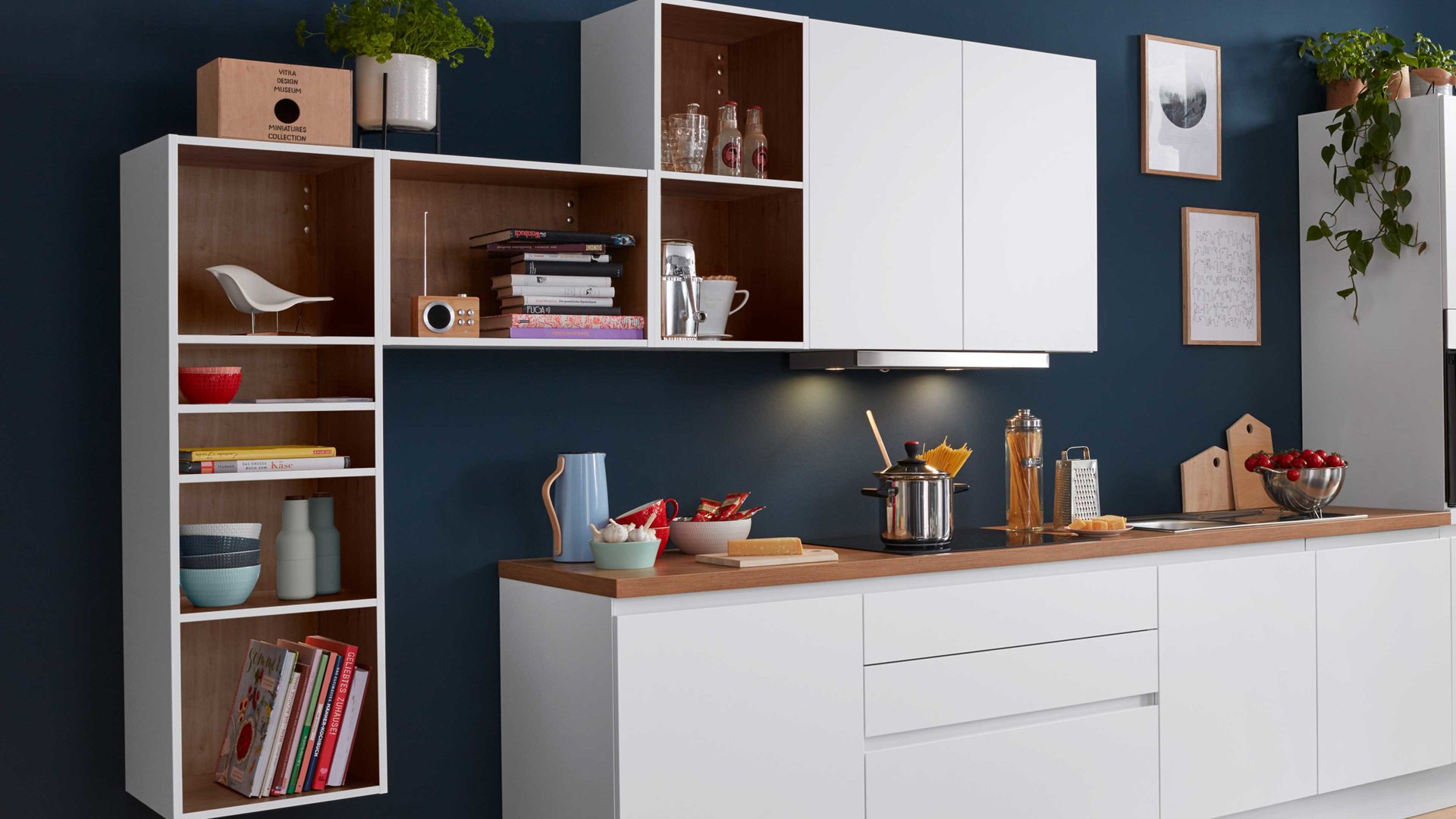 Systemküche WERT KÜCHE® aus Holz in Weiß WERT KÜCHE® Nova mit gorenje Einbaugeräten Weiß & Asteiche - Länge ca. 470 cm