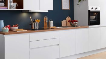Systemküche WERT KÜCHE® aus Holz in Weiß WERT KÜCHE® Nova mit gorenje Einbaugeräten Weiß & Asteiche - Länge ca. 470 cm