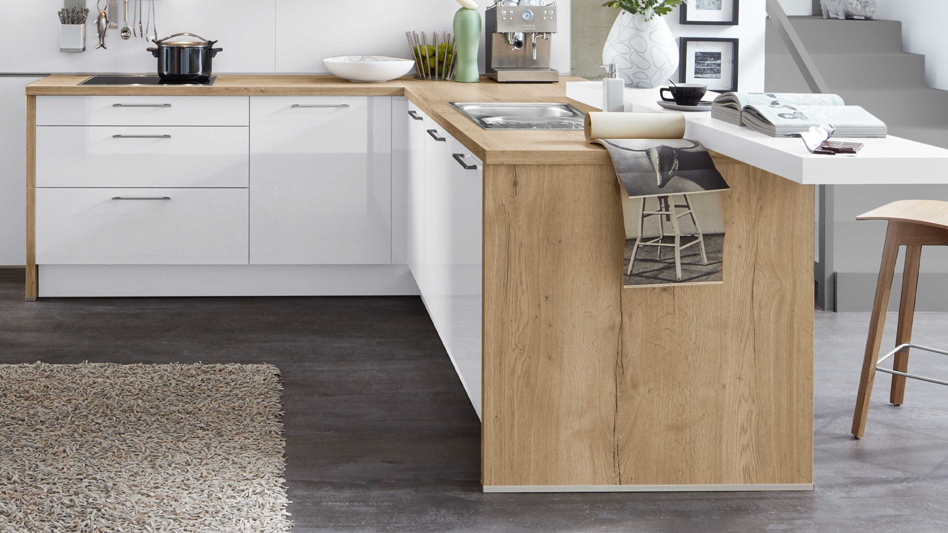 Systemküche WERT KÜCHE® aus Holz in Weiß WERT KÜCHE® Cremona mit AEG Einbaugeräten Alteiche provence & Weiß - zweizeilig