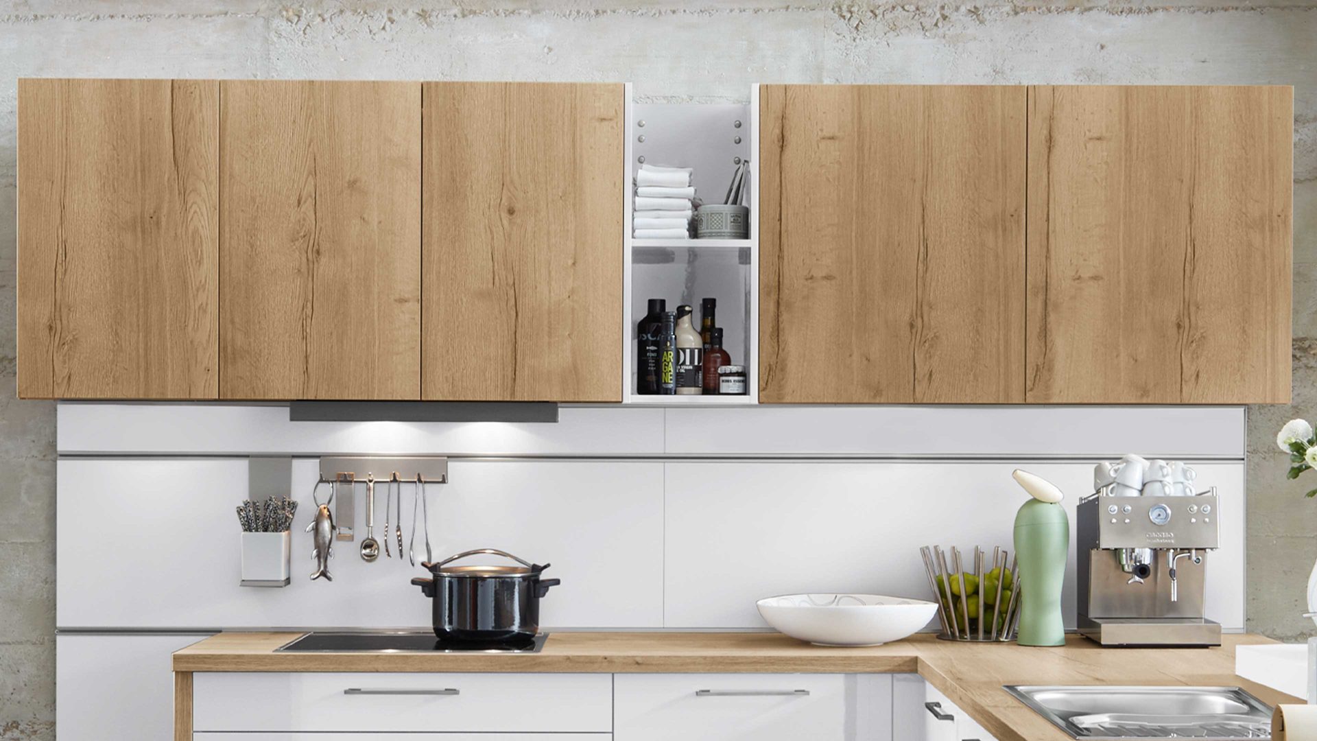 Systemküche WERT KÜCHE® aus Holz in Weiß WERT KÜCHE® Cremona mit AEG Einbaugeräten Alteiche provence & Weiß - zweizeilig