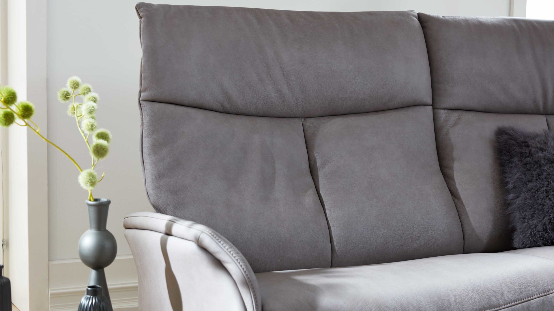 Dreisitzer Interliving aus Leder in Grau Interliving Sofa Serie 4211 – Dreisitzer 12H titanfarbenes LongLife-Leder & Edelstahlfüße – Länge ca. 197 cm