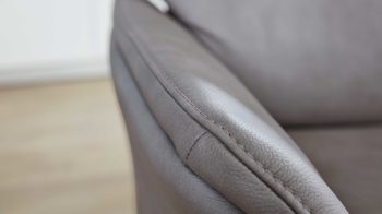 Dreisitzer Interliving aus Leder in Grau Interliving Sofa Serie 4211 – Dreisitzer 12H titanfarbenes LongLife-Leder & Edelstahlfüße – Länge ca. 197 cm