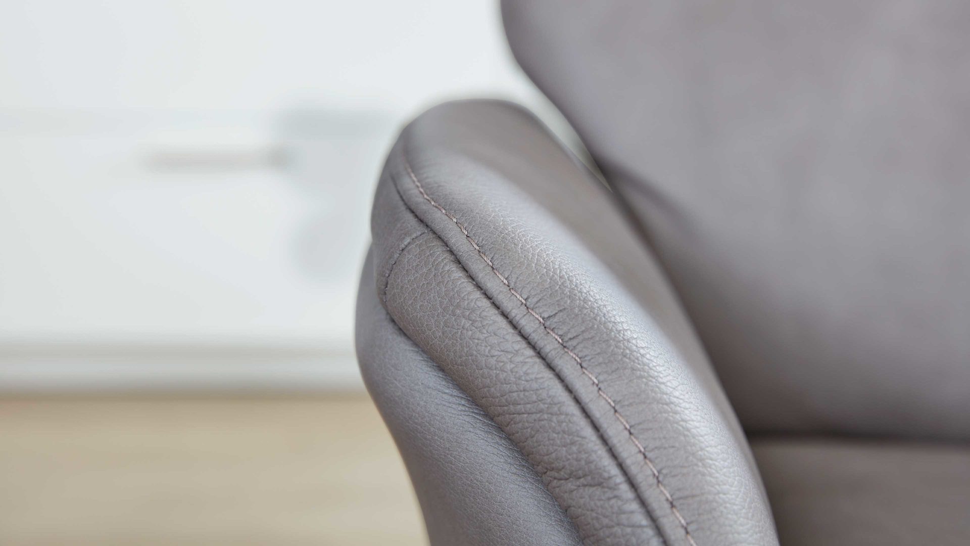 Dreisitzer Interliving aus Leder in Grau Interliving Sofa Serie 4211 – Dreisitzer 12H titanfarbenes LongLife-Leder & Edelstahlfüße – Länge ca. 197 cm