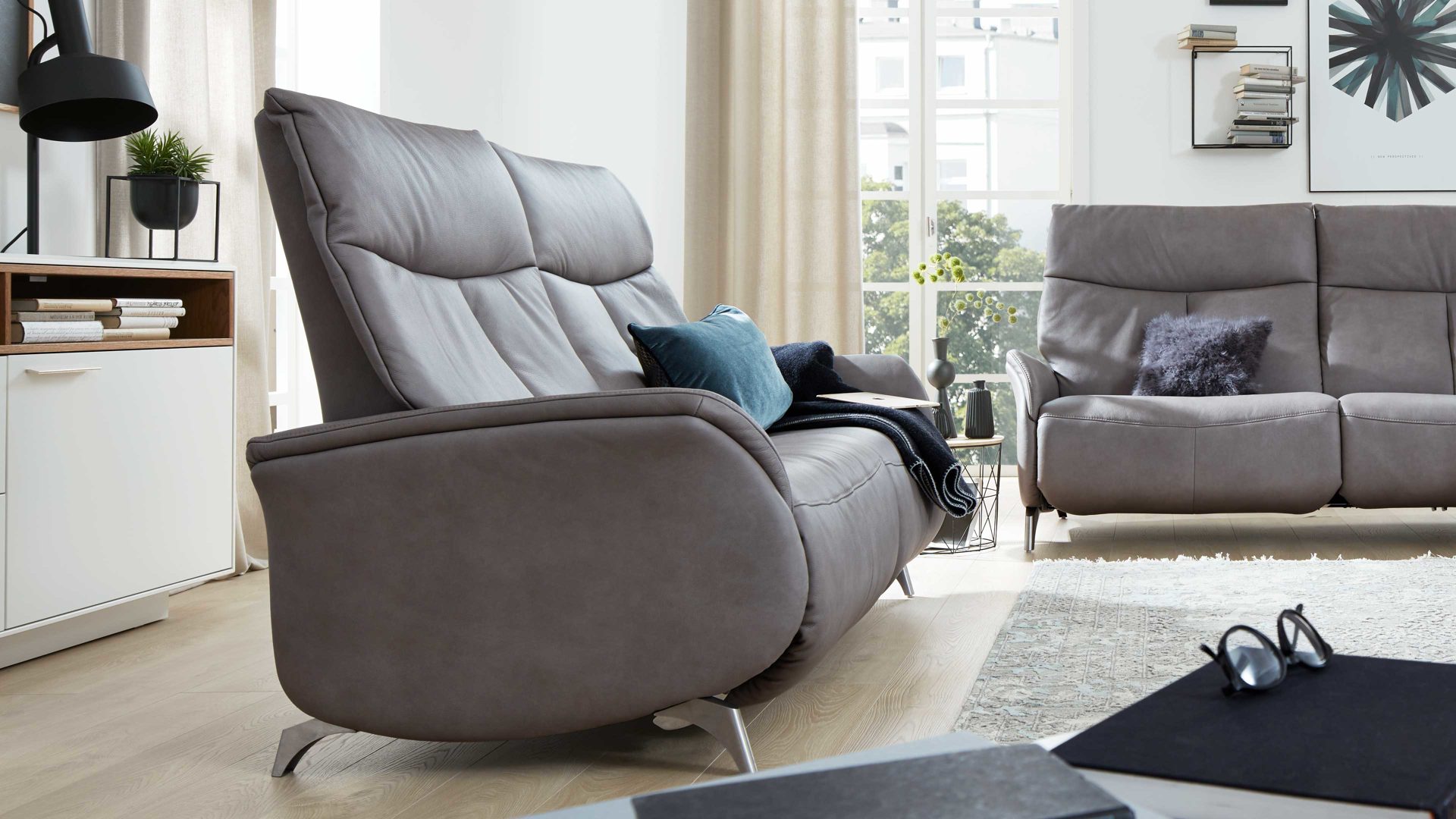 Dreisitzer Interliving aus Leder in Grau Interliving Sofa Serie 4211 – Dreisitzer 12H titanfarbenes LongLife-Leder & Edelstahlfüße – Länge ca. 197 cm