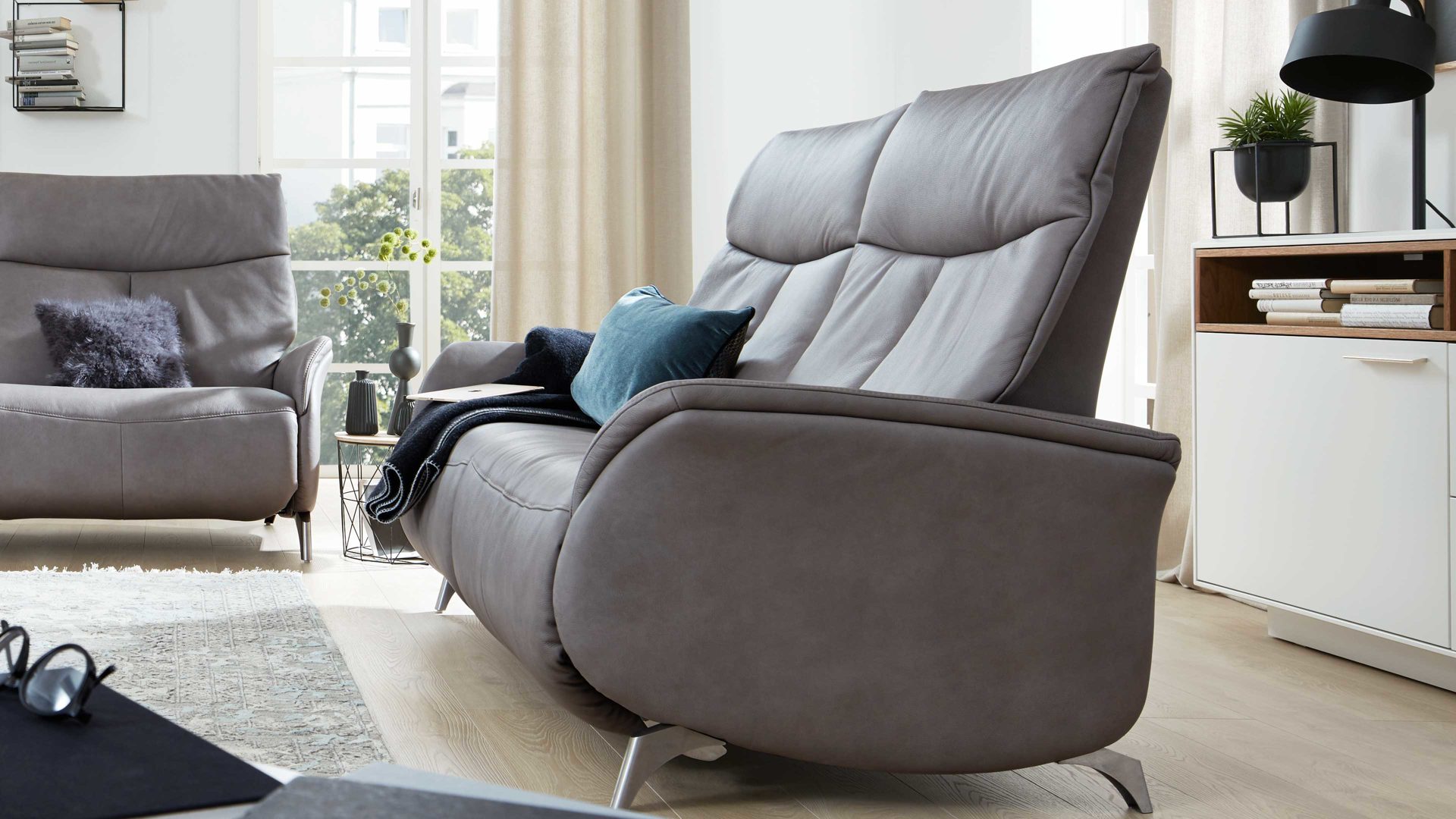 Dreisitzer Interliving aus Leder in Grau Interliving Sofa Serie 4211 – Dreisitzer 12H titanfarbenes LongLife-Leder & Edelstahlfüße – Länge ca. 197 cm