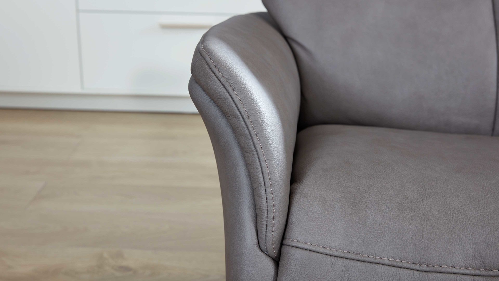 Dreisitzer Interliving aus Leder in Grau Interliving Sofa Serie 4211 – Dreisitzer titanfarbenes LongLife-Leder & Edelstahlfüße – Länge ca. 197 cm