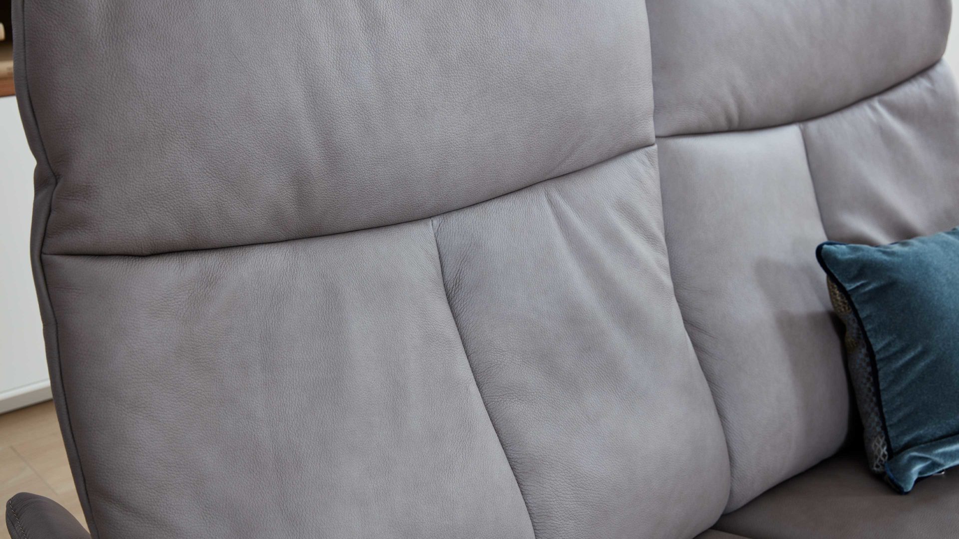 Dreisitzer Interliving aus Leder in Grau Interliving Sofa Serie 4211 – Dreisitzer titanfarbenes LongLife-Leder & Edelstahlfüße – Länge ca. 197 cm