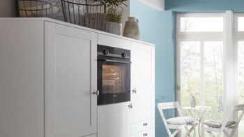 Einbauküche WERT KÜCHE® aus Holz in Weiß WERT KÜCHE® Carolin mit SIEMENS Einbaugeräten Kristallweiß & Asteiche - zweiteilig