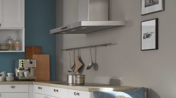 Einbauküche WERT KÜCHE® aus Holz in Holzfarben WERT KÜCHE® Carolin mit SIEMENS Einbaugeräten Kristallweiß & Asteiche - zweiteilig