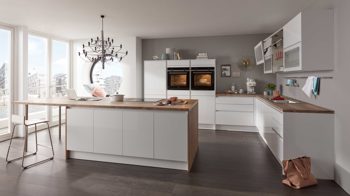 Einbauküche WERT KÜCHE® aus Holz in Weiß WERT KÜCHE® Ulrike mit SIEMENS Einbaugeräten Kristallweiß & Arizona Pine - zweiteilig