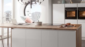 Einbauküche WERT KÜCHE® aus Holz in Holzfarben Hell WERT KÜCHE® Ulrike mit SIEMENS Einbaugeräten Kristallweiß & Arizona Pine - zweizeilig