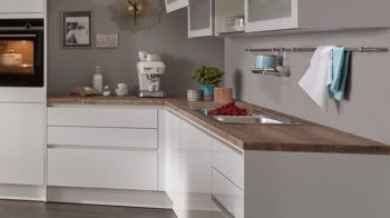 Einbauküche WERT KÜCHE® aus Holz in Holzfarben Hell WERT KÜCHE® Ulrike mit SIEMENS Einbaugeräten Kristallweiß & Arizona Pine - zweizeilig