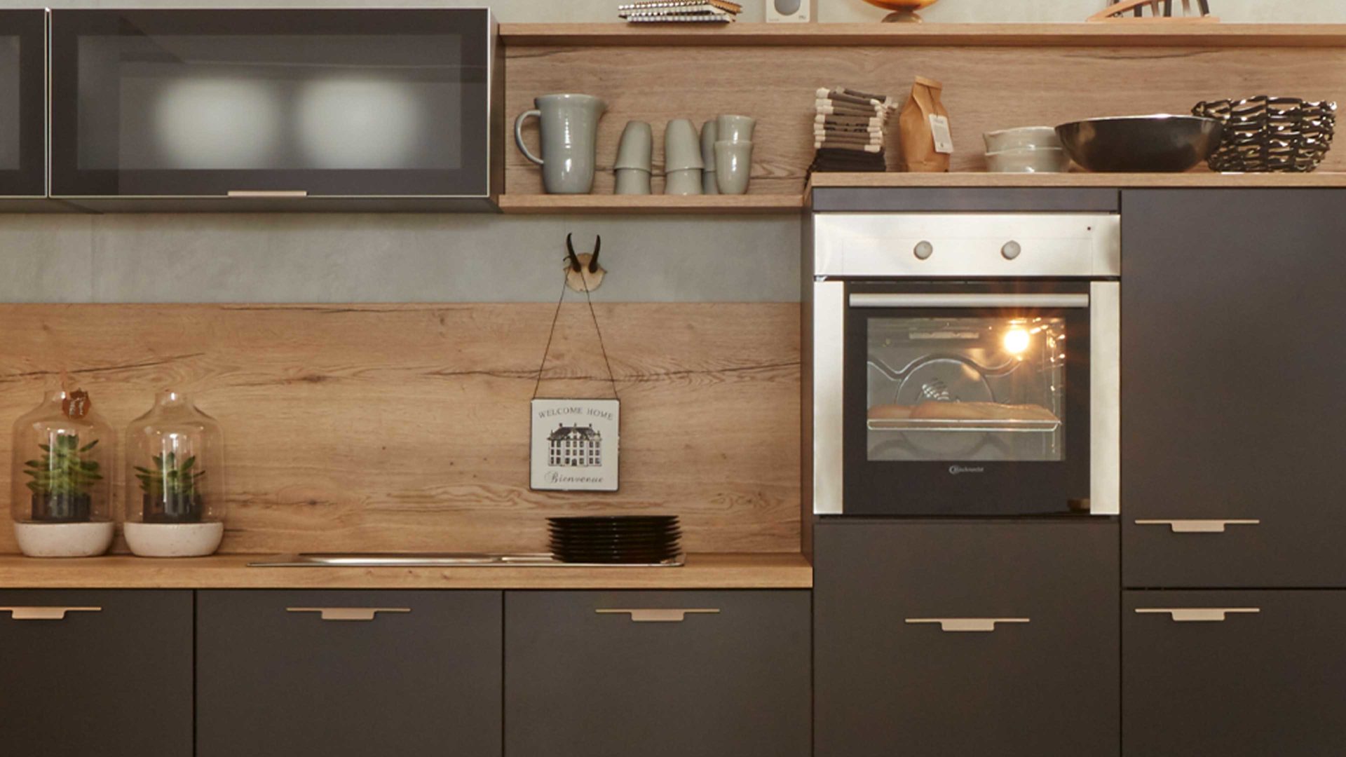 Einbauküche WERT KÜCHE® aus Holz in Schwarz WERT KÜCHE® Biella mit SIEMENS Einbaugeräten Lavaschwarz Satin & Alteiche Provence – zweizeilig