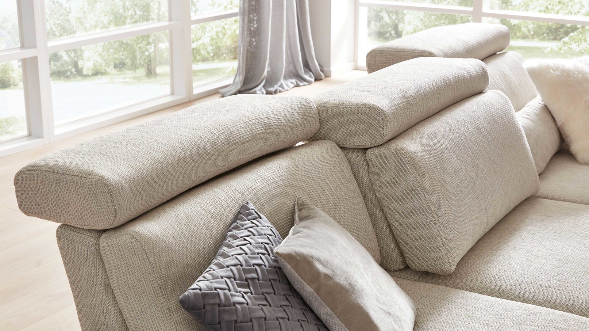 Ecksofa Interliving aus Stoff in Beige Interliving Sofa Serie 4251 – Ecksofa cremefarbener Bezug Q2 Hit 304 & Metallfüße 3.26 – Stellfläche ca. 300 x 225 cm