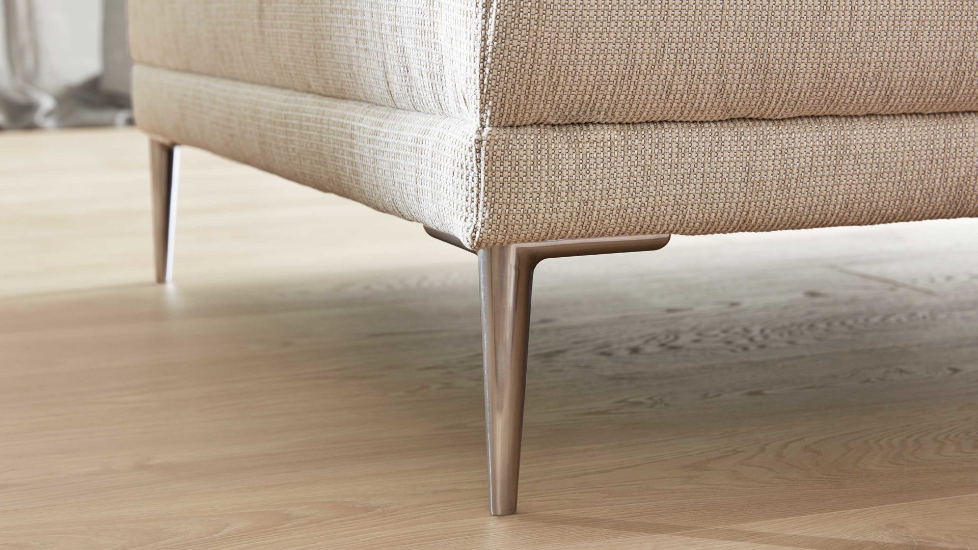 Ecksofa Interliving aus Stoff in Beige Interliving Sofa Serie 4251 – Ecksofa cremefarbener Bezug Q2 Hit 304 & Metallfüße 3.26 – Stellfläche ca. 300 x 225 cm