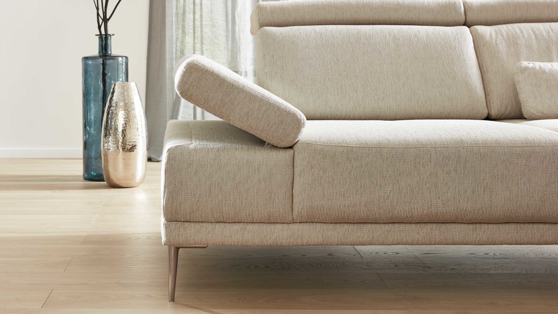 Ecksofa Interliving aus Stoff in Beige Interliving Sofa Serie 4251 – Ecksofa cremefarbener Bezug Q2 Hit 304 & Metallfüße 3.26 – Stellfläche ca. 300 x 225 cm