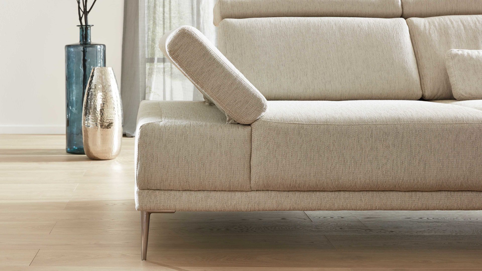 Ecksofa Interliving aus Stoff in Beige Interliving Sofa Serie 4251 – Ecksofa cremefarbener Bezug Q2 Hit 304 & Metallfüße 3.26 – Stellfläche ca. 300 x 225 cm