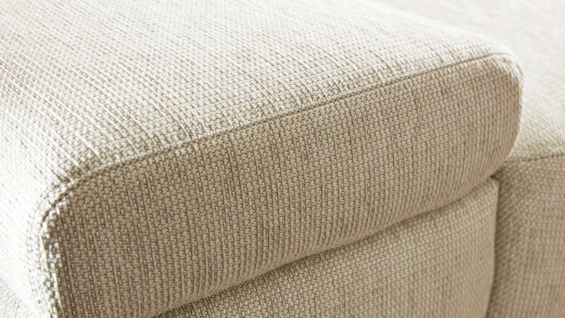 Ecksofa Interliving aus Stoff in Beige Interliving Sofa Serie 4251 – Ecksofa cremefarbener Bezug Q2 Hit 304 & Metallfüße 3.26 – Stellfläche ca. 300 x 225 cm