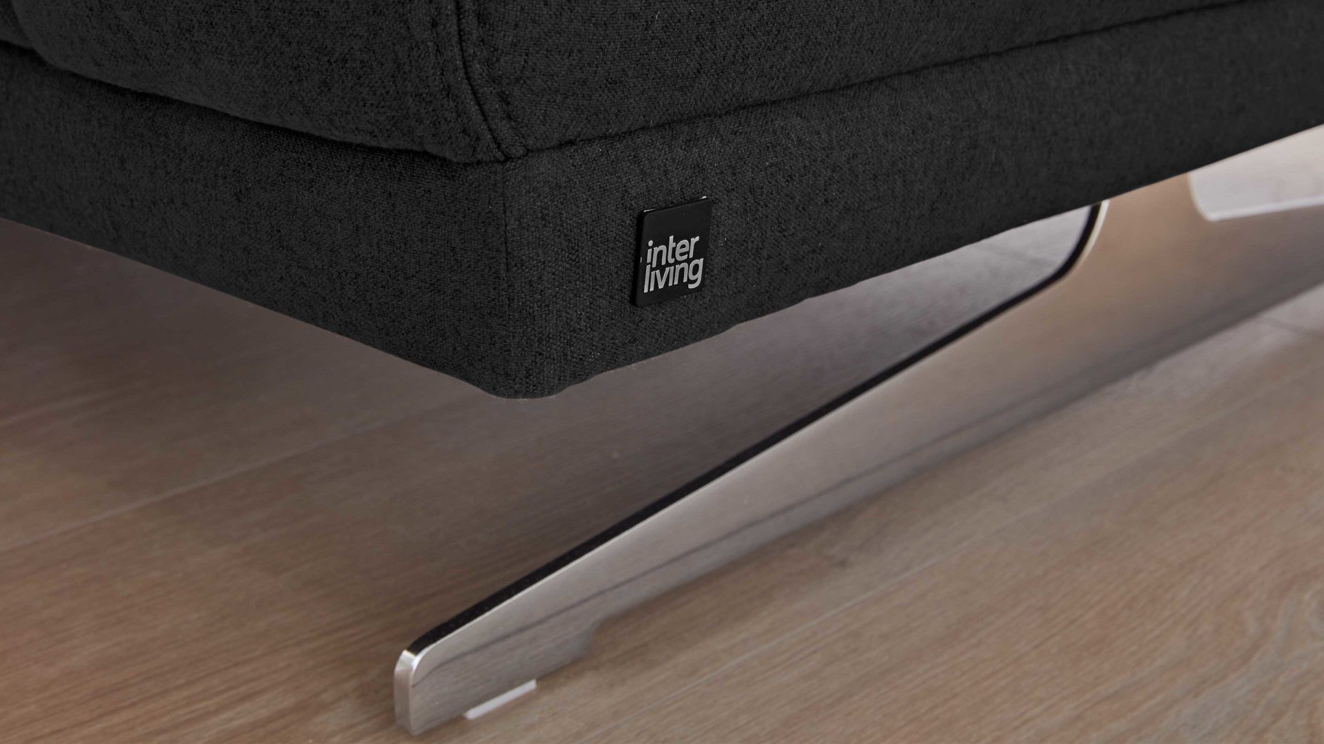Möbelfuß Interliving aus Metall in Metallfarben Interliving Sofa Serie 4250 – Metallsockel verchromtes Metall