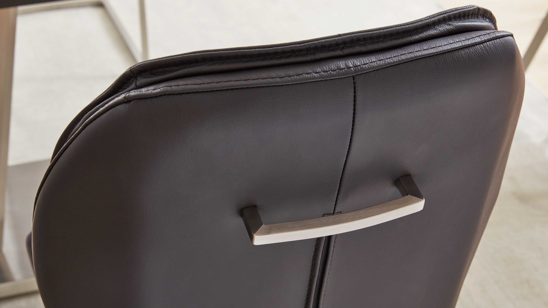 Vierfußstuhl Interliving aus Leder in Schwarz Interliving Esszimmer Serie 5104 – Armlehnstuhl schwarzes Leder Raven & Edelstahlgestell