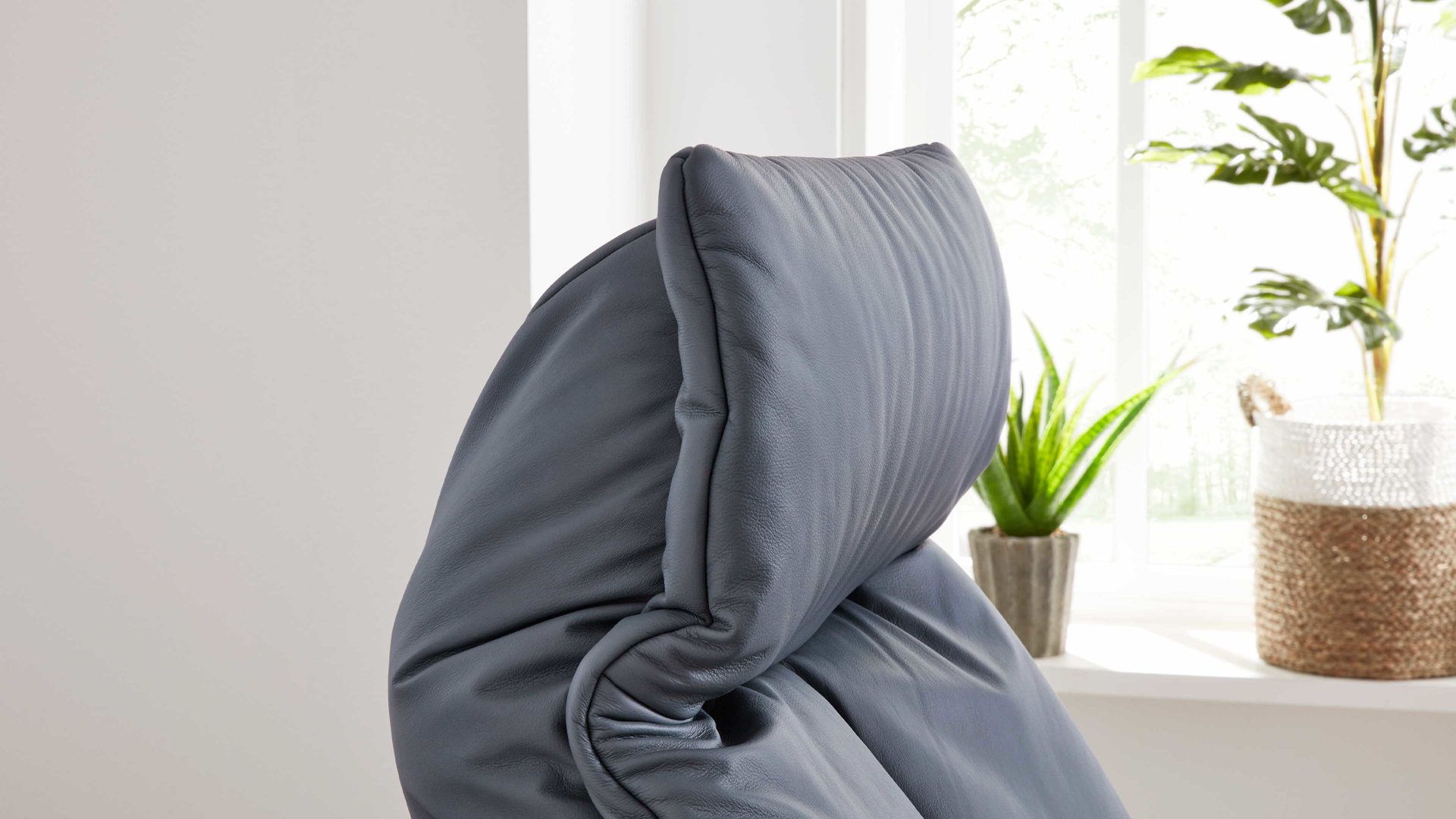 Relaxsessel Interliving aus Leder in Blau Interliving Sessel Serie 4561 - Easy Swing Sessel 51V44 meerblaues LongLife-Leder & anthrazitfarbener Sternfuß