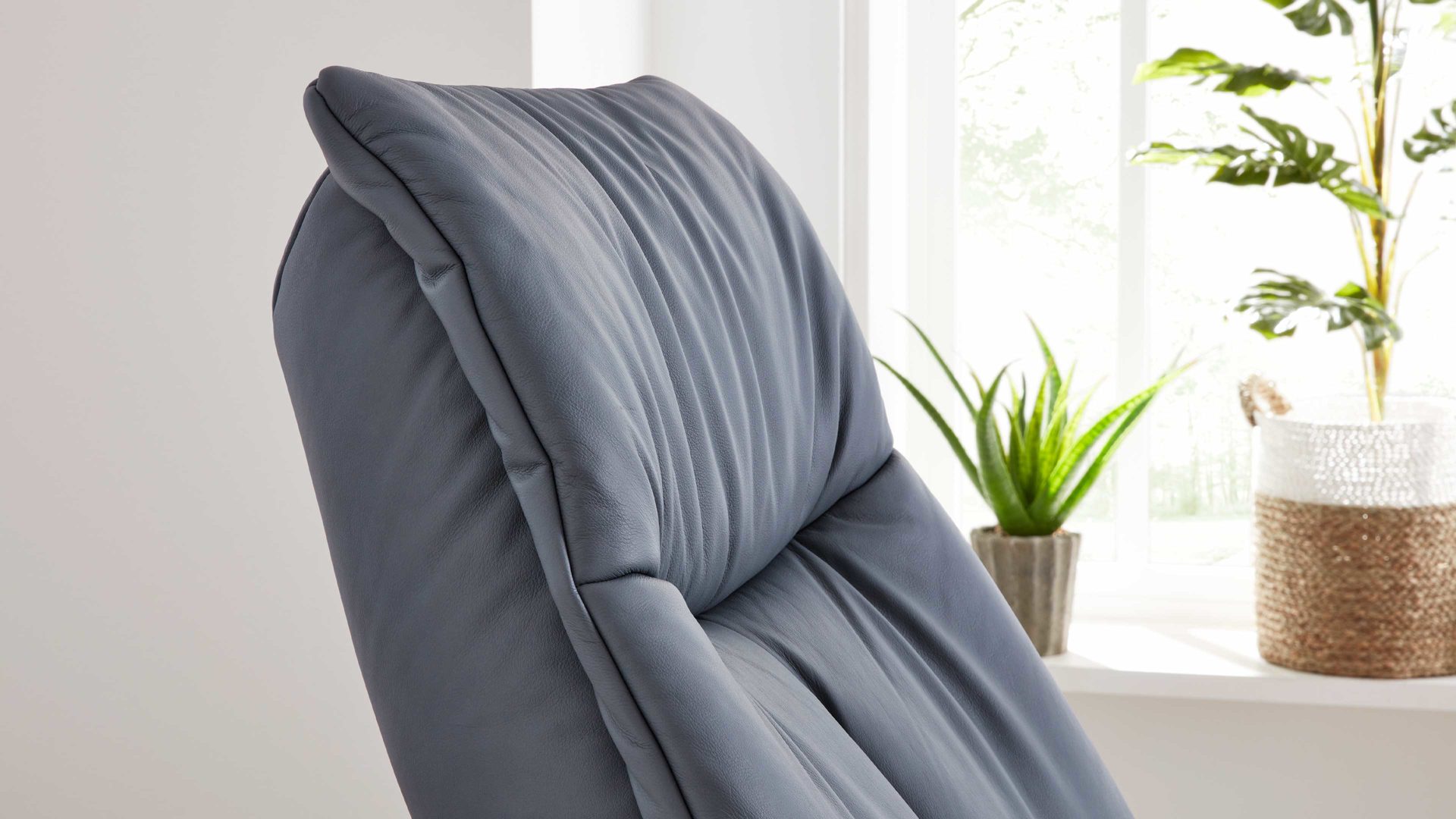Relaxsessel Interliving aus Leder in Blau Interliving Sessel Serie 4561 - Easy Swing Sessel 51V44 meerblaues LongLife-Leder & anthrazitfarbener Sternfuß
