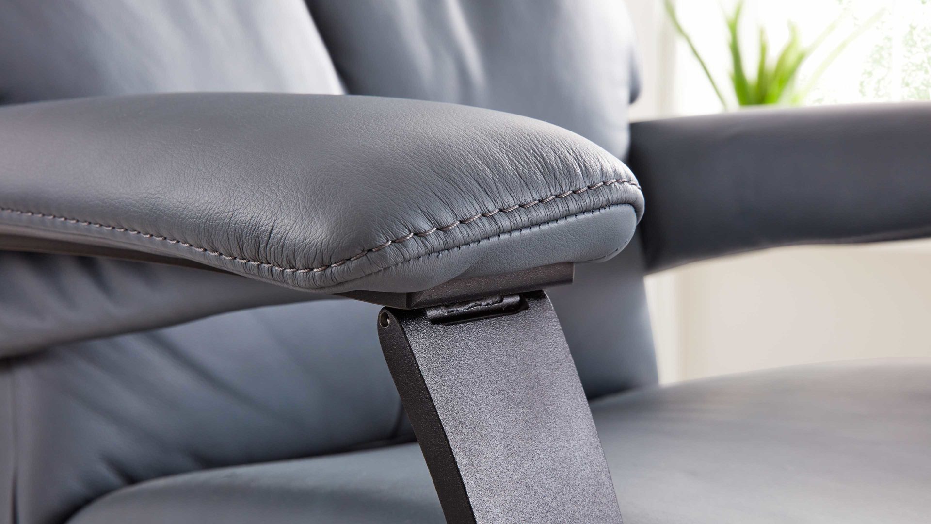 Relaxsessel Interliving aus Leder in Blau Interliving Sessel Serie 4561 - Easy Swing Sessel 51V44 meerblaues LongLife-Leder & anthrazitfarbener Sternfuß