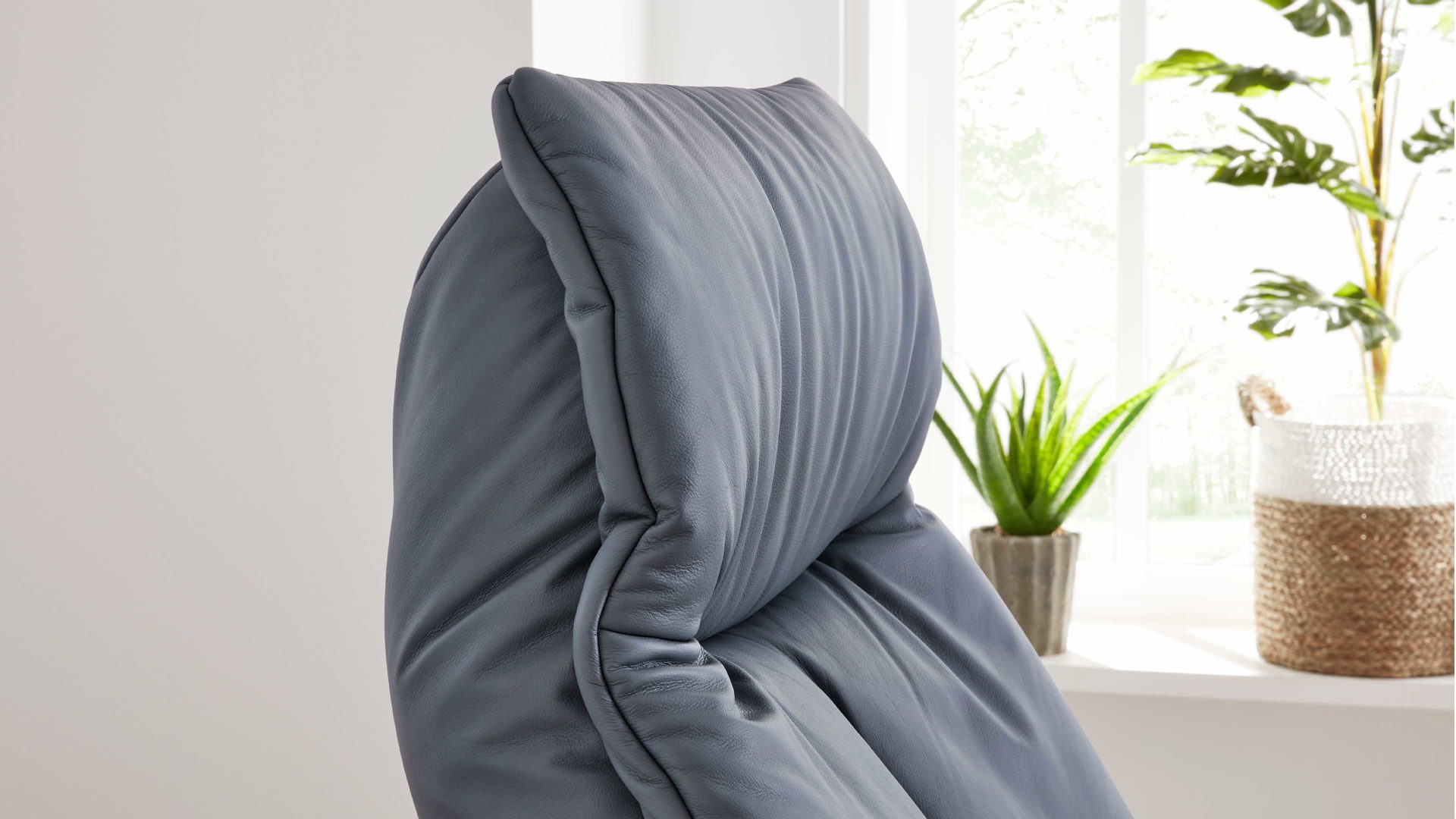 Relaxsessel Interliving aus Leder in Blau Interliving Sessel Serie 4561 - Easy Swing Sessel 51V44 meerblaues LongLife-Leder & anthrazitfarbener Sternfuß