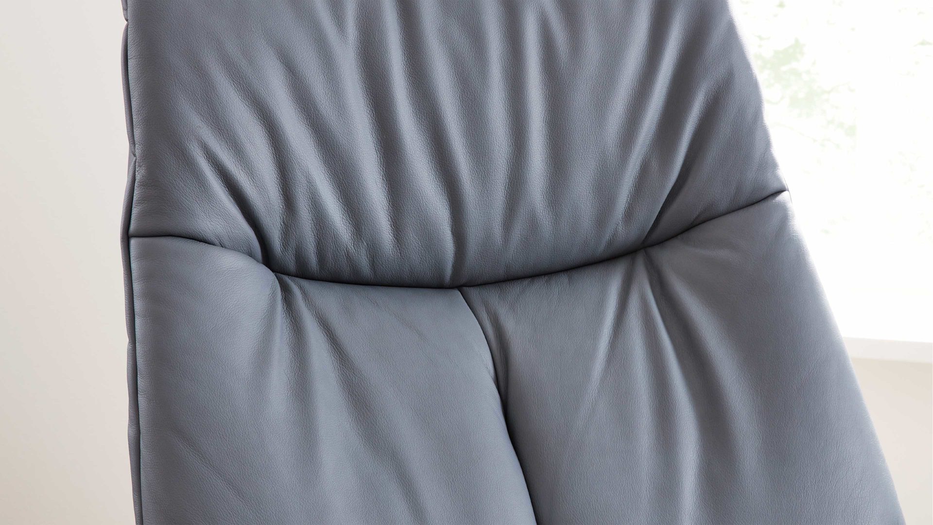 Relaxsessel Interliving aus Leder in Blau Interliving Sessel Serie 4561 - Easy Swing Sessel 51V44 meerblaues LongLife-Leder & anthrazitfarbener Sternfuß