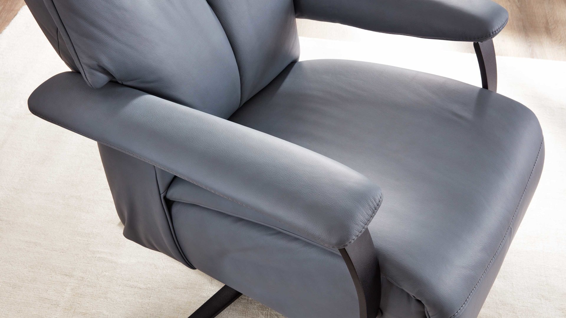 Relaxsessel Interliving aus Leder in Blau Interliving Sessel Serie 4561 - Easy Swing Sessel 51V44 meerblaues LongLife-Leder & anthrazitfarbener Sternfuß