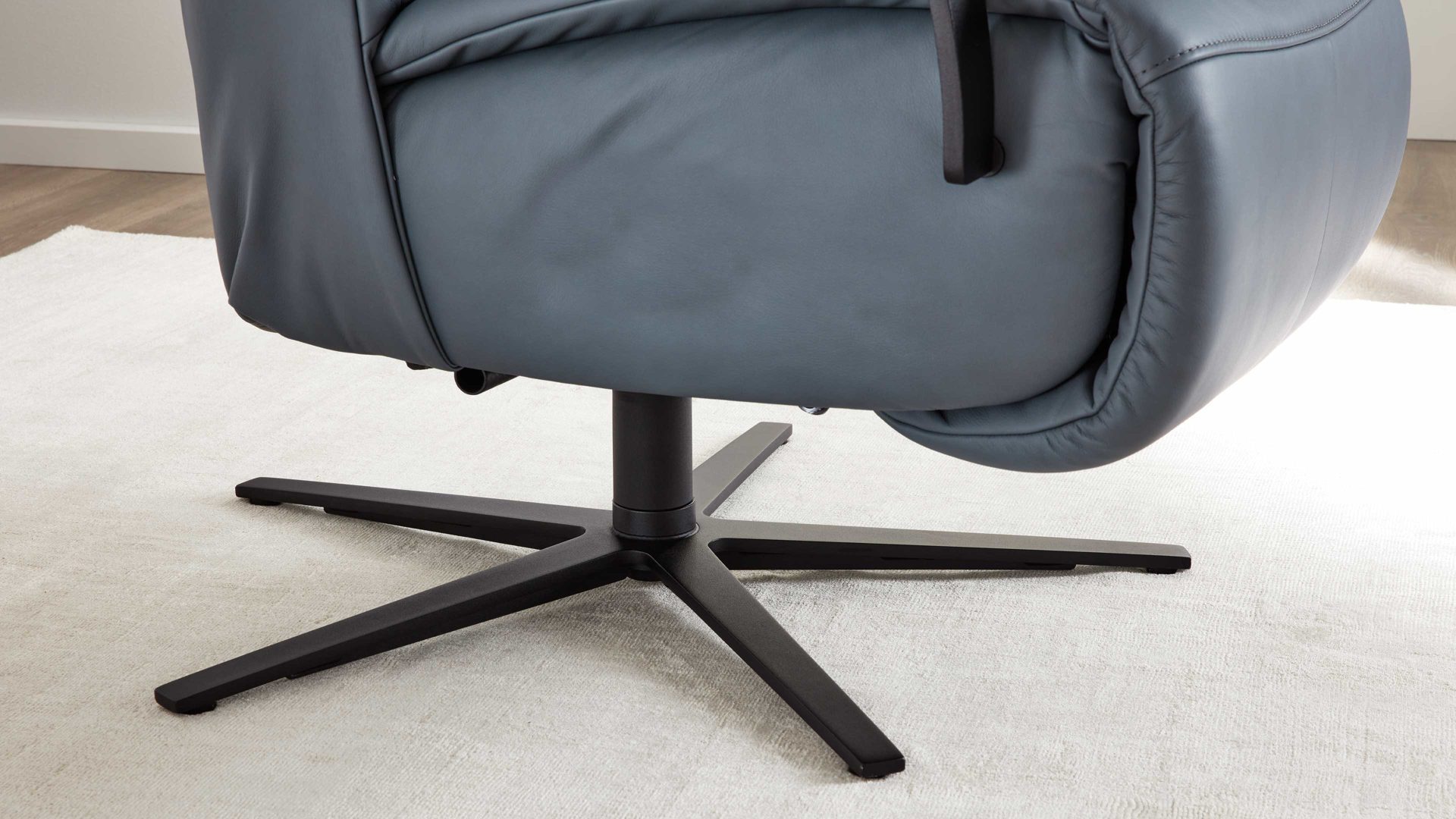 Relaxsessel Interliving aus Leder in Blau Interliving Sessel Serie 4561 - Easy Swing Sessel 51V44 meerblaues LongLife-Leder & anthrazitfarbener Sternfuß