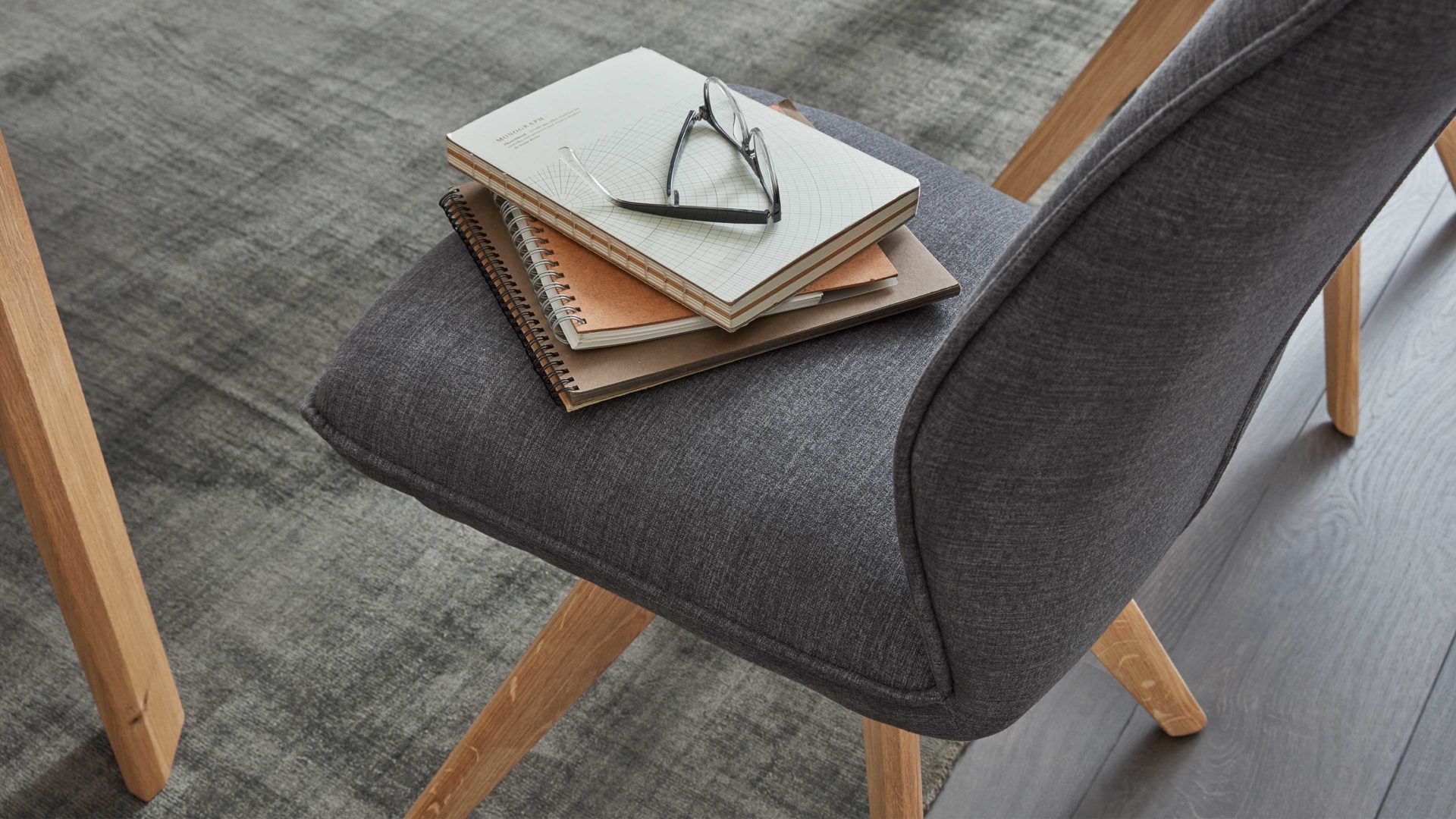 Polsterstuhl Interliving aus Stoff in Dunkelgrau Interliving Esszimmer Serie 5102 – Polsterstuhl V111 graphitfarbener Webstoff Tirol 480 & Wildeiche