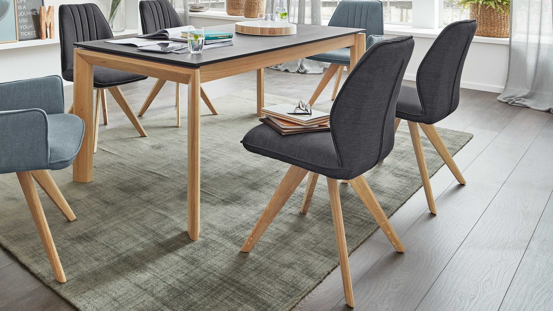 Polsterstuhl Interliving aus Stoff in Dunkelgrau Interliving Esszimmer Serie 5102 – Polsterstuhl graphitfarbener Webstoff Tirol 480 & Wildeiche