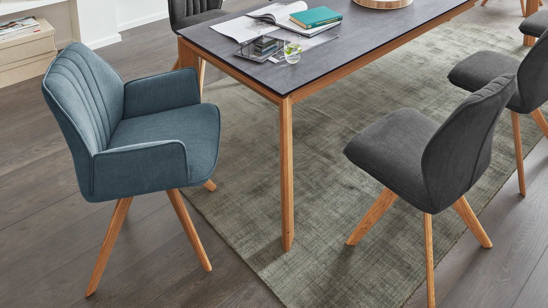 Polsterstuhl Interliving aus Stoff in Blau Interliving Esszimmer Serie 5102 – Armlehn-Polsterstuhl aquafarbener Webstoff Tirol 484 & Wildeiche