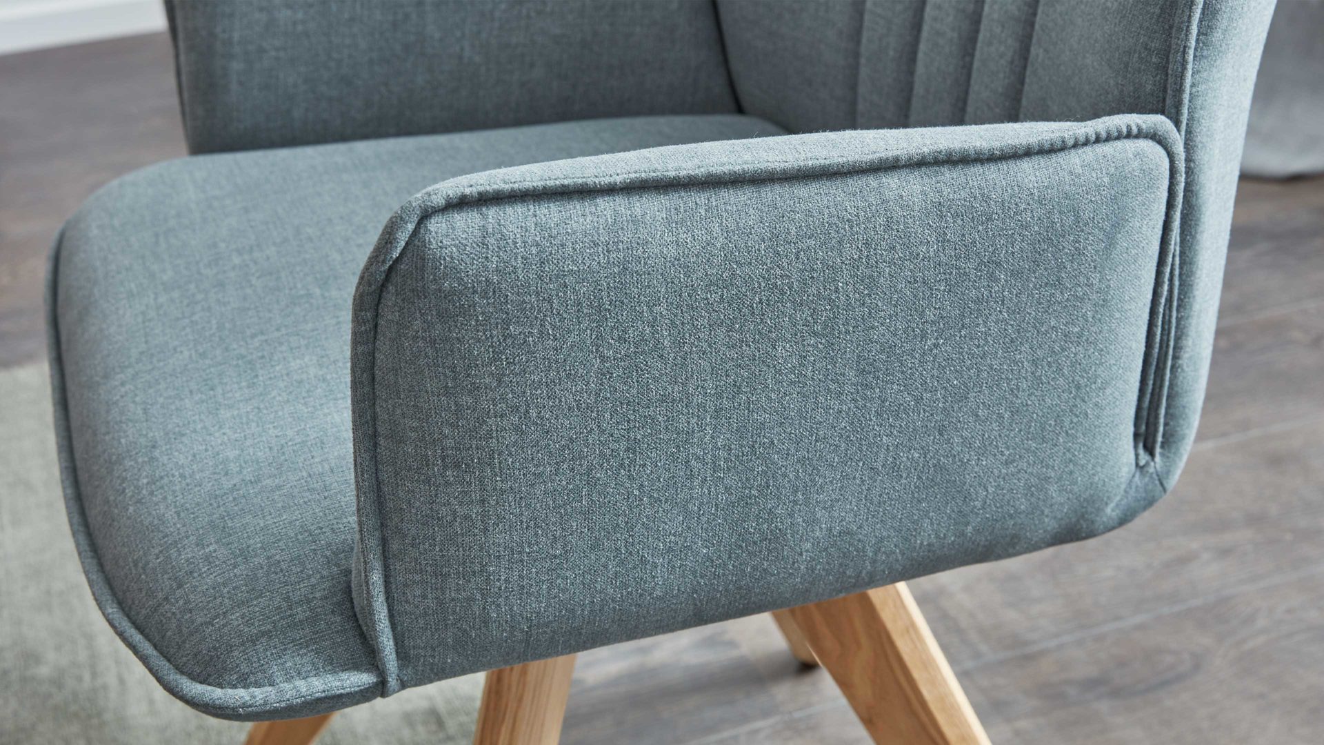 Polsterstuhl Interliving aus Stoff in Blau Interliving Esszimmer Serie 5102 – Armlehn-Polsterstuhl aquafarbener Webstoff Tirol 484 & Wildeiche