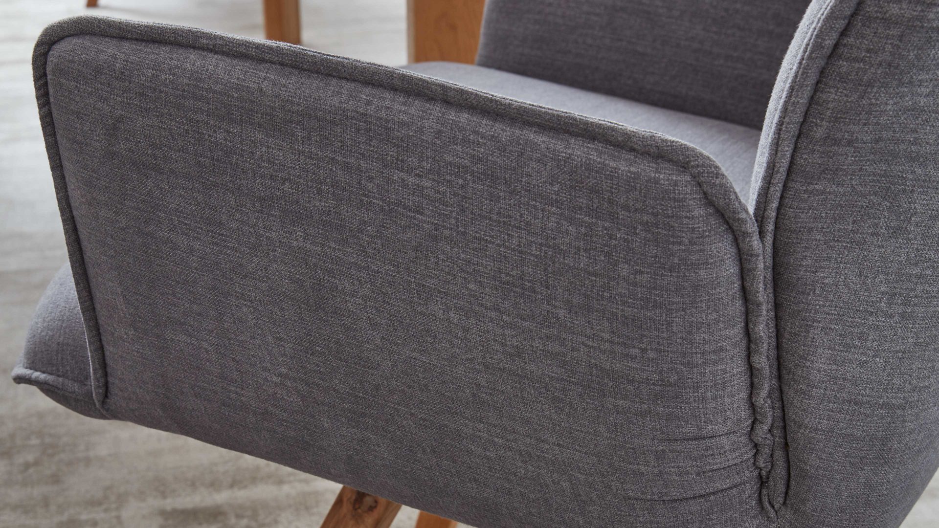 Polsterstuhl Interliving aus Stoff in Grau Interliving Esszimmer Serie 5102 – Armlehn-Polsterstuhl kieselfarbener Webstoff Tirol 489 & Eiche