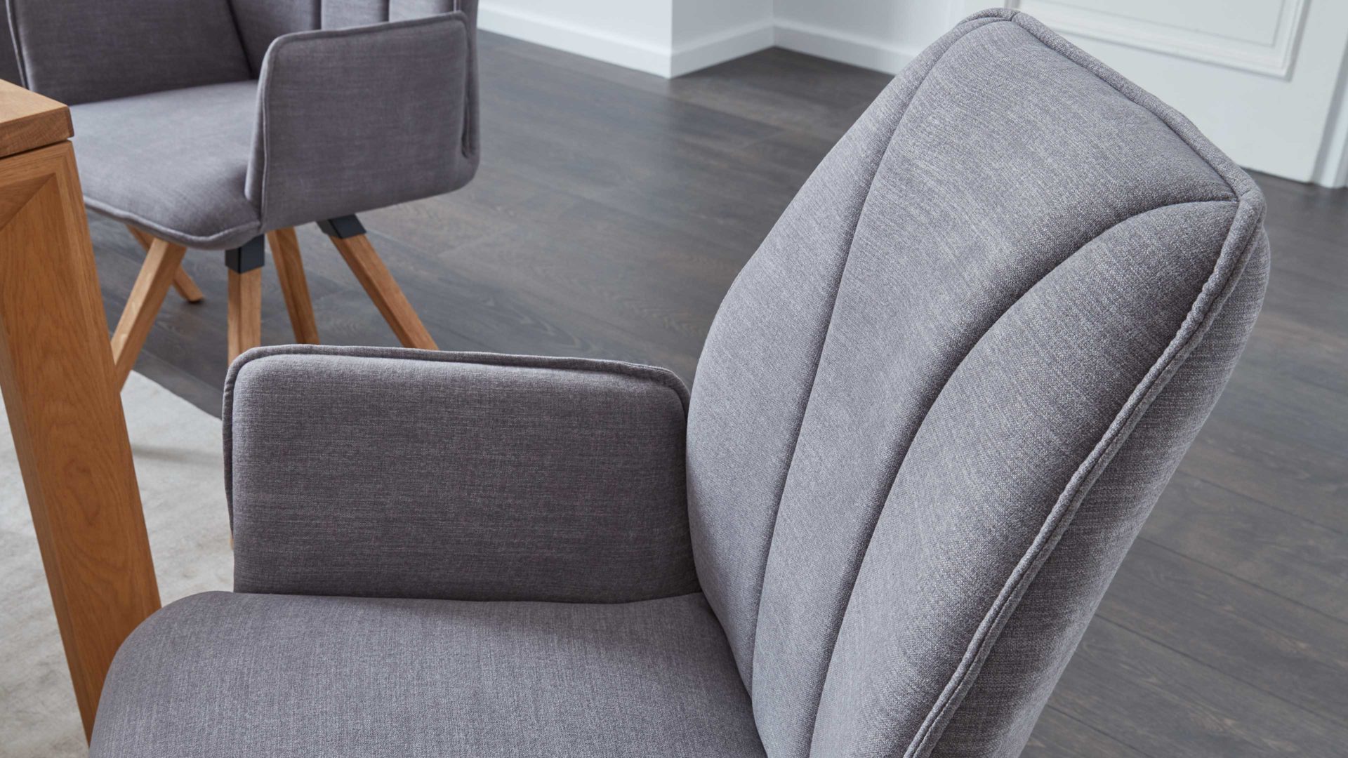 Polsterstuhl Interliving aus Stoff in Grau Interliving Esszimmer Serie 5102 – Armlehn-Polsterstuhl V232 kieselfarbener Webstoff Tirol 489 & Eiche