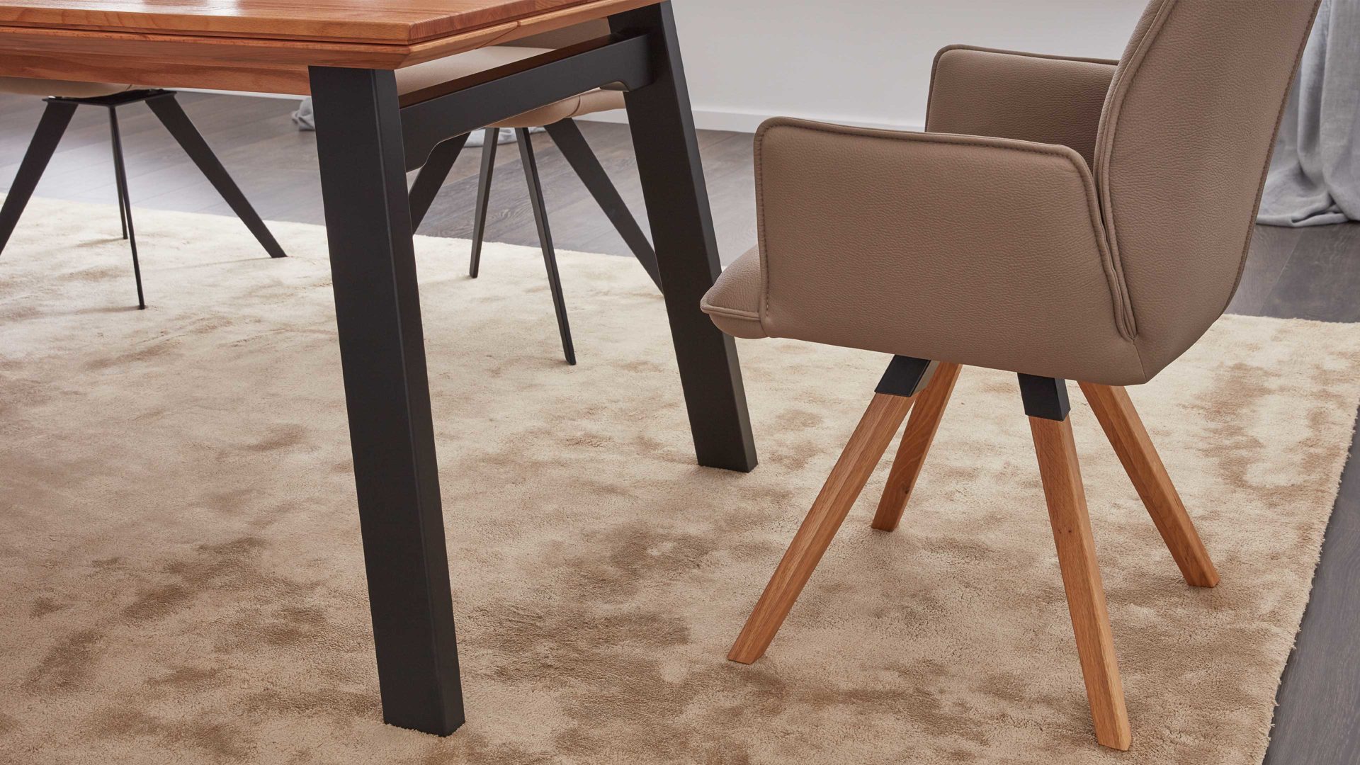 Polsterstuhl Interliving aus Stoff in Hellbraun Interliving Esszimmer Serie 5102 – Armlehn-Polsterstuhl mit Drehfunktion sandfarbene Mikrofaser Atlantis 914 & Kernbuche