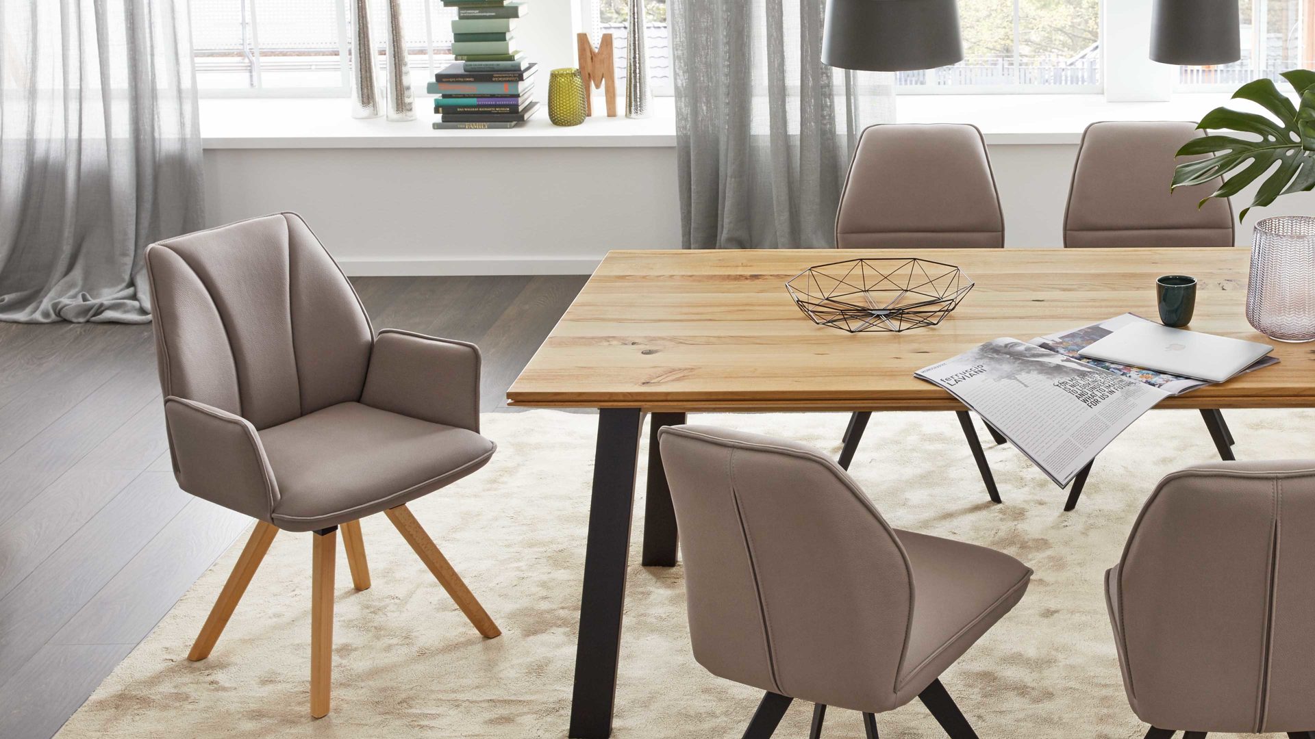 Polsterstuhl Interliving aus Stoff in Hellbraun Interliving Esszimmer Serie 5102 – Armlehn-Polsterstuhl sandfarbene Mikrofaser Atlantis 914 & Kernbuche