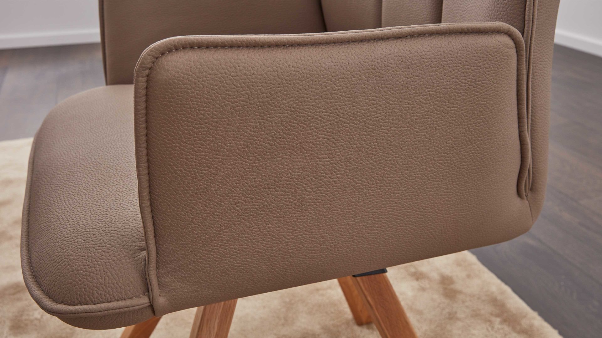 Polsterstuhl Interliving aus Stoff in Hellbraun Interliving Esszimmer Serie 5102 – Armlehn-Polsterstuhl sandfarbene Mikrofaser Atlantis 914 & Kernbuche