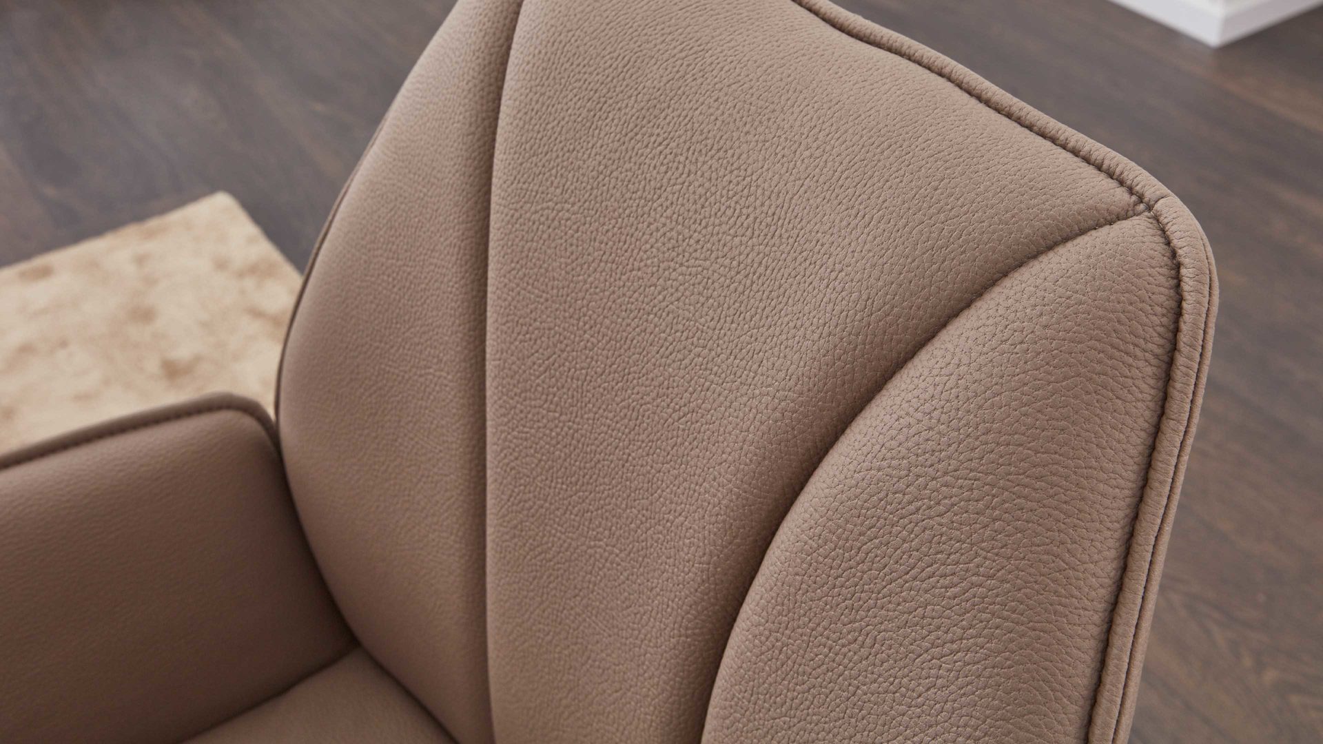 Polsterstuhl Interliving aus Stoff in Hellbraun Interliving Esszimmer Serie 5102 – Armlehn-Polsterstuhl U232 mit Drehfunktion sandfarbene Mikrofaser Atlantis 914 & Kernbuche