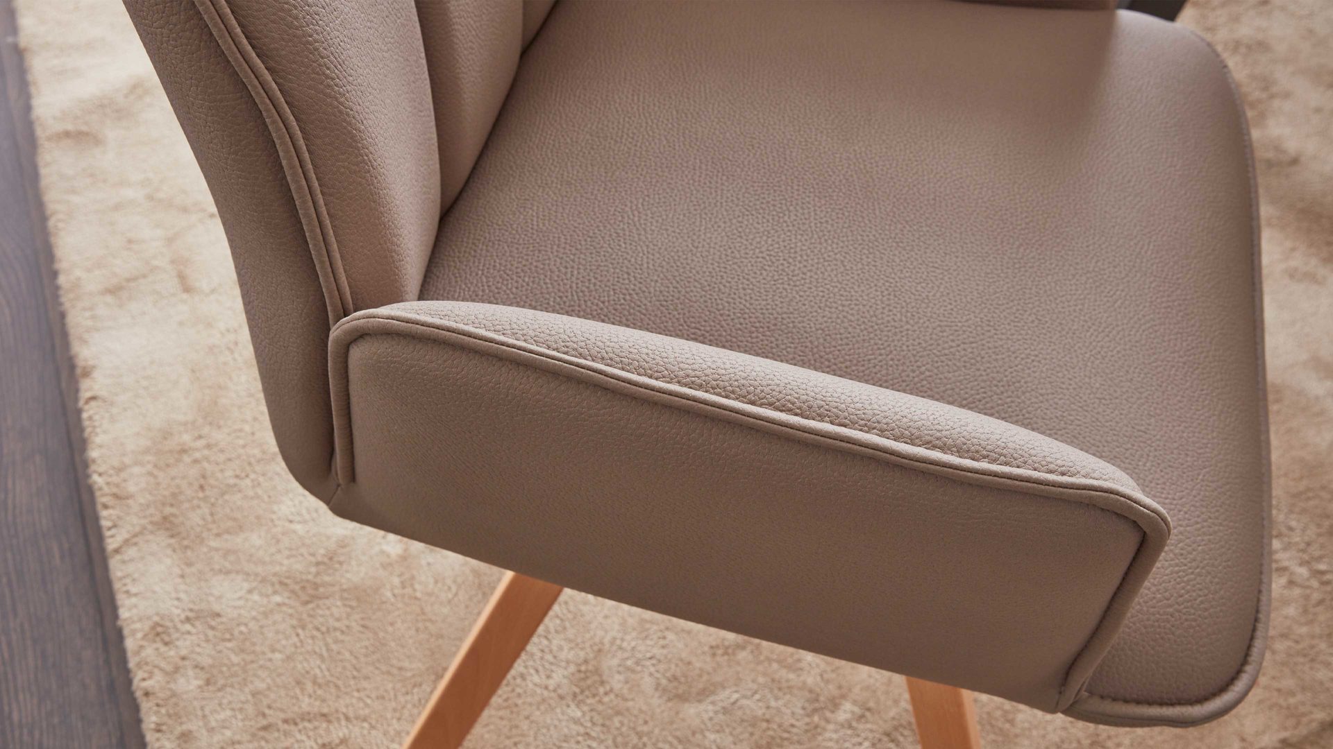 Polsterstuhl Interliving aus Stoff in Hellbraun Interliving Esszimmer Serie 5102 – Armlehn-Polsterstuhl mit Drehfunktion sandfarbene Mikrofaser Atlantis 914 & Kernbuche