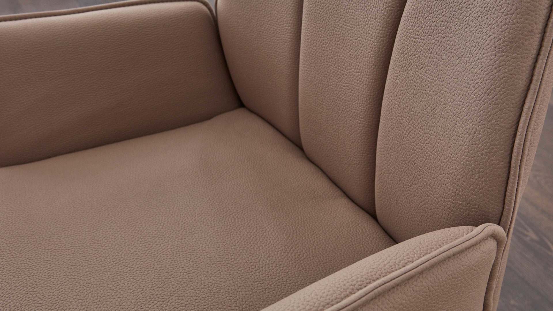 Polsterstuhl Interliving aus Stoff in Hellbraun Interliving Esszimmer Serie 5102 – Armlehn-Polsterstuhl sandfarbene Mikrofaser Atlantis 914 & Kernbuche