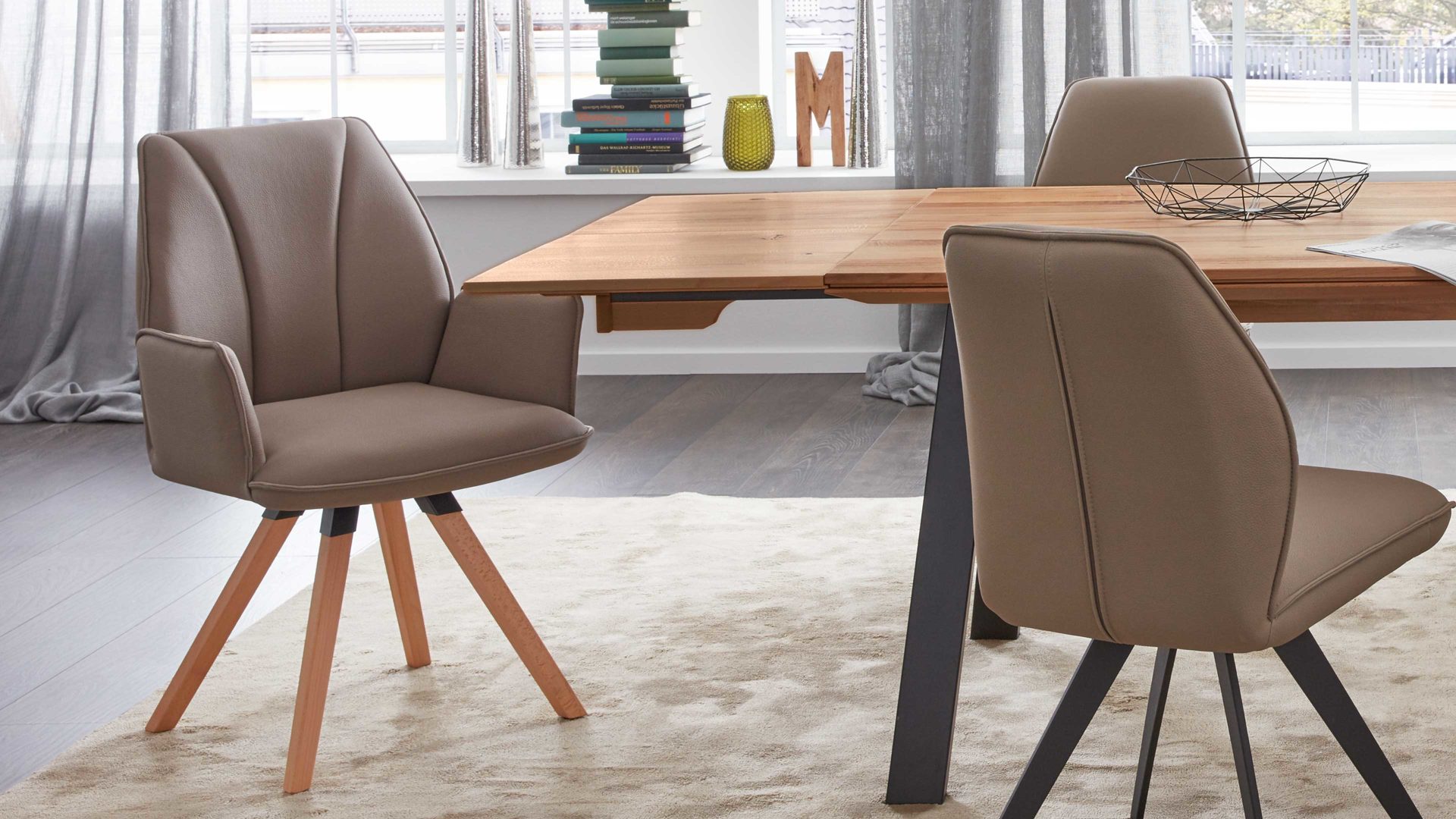 Polsterstuhl Interliving aus Stoff in Hellbraun Interliving Esszimmer Serie 5102 – Armlehn-Polsterstuhl mit Drehfunktion sandfarbene Mikrofaser Atlantis 914 & Kernbuche