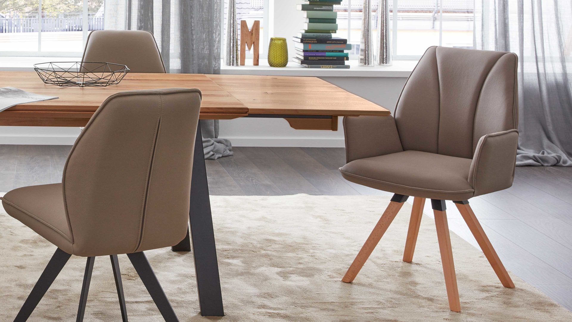 Polsterstuhl Interliving aus Stoff in Hellbraun Interliving Esszimmer Serie 5102 – Armlehn-Polsterstuhl U232 mit Drehfunktion sandfarbene Mikrofaser Atlantis 914 & Kernbuche