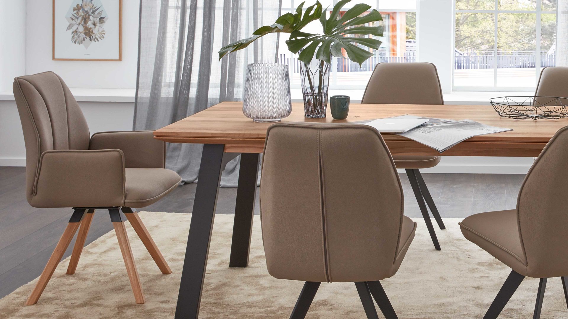 Polsterstuhl Interliving aus Stoff in Hellbraun Interliving Esszimmer Serie 5102 – Armlehn-Polsterstuhl U232 mit Drehfunktion sandfarbene Mikrofaser Atlantis 914 & Kernbuche