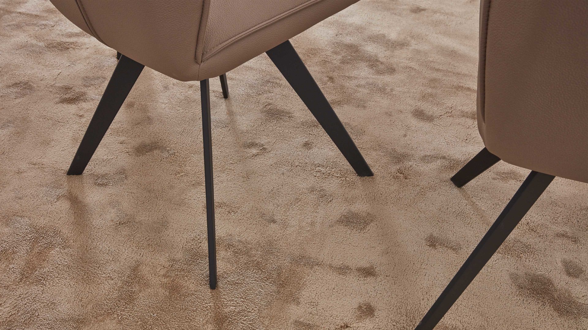 Polsterstuhl Interliving aus Stoff in Beige Interliving Esszimmer Serie 5102 – Polsterstuhl V321 sandfarbene Mikrofaser Atlantis 914 & schwarzes Eisen