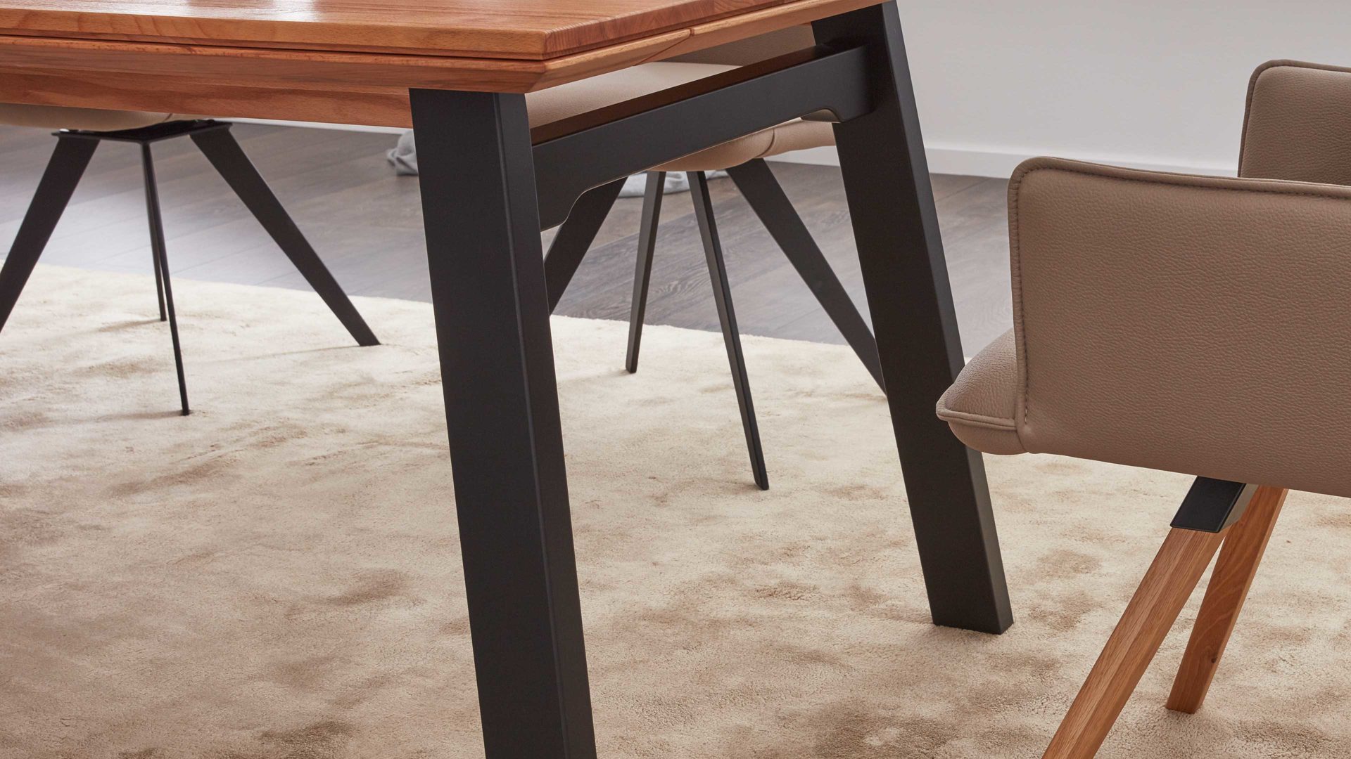 Auszugtisch Interliving aus Holz in Holzfarben Interliving Esszimmer Serie 5102 – Auszugtisch Charakter-Kernbuche & schwarzes Eisen – ca. 180-230 x 100 cm