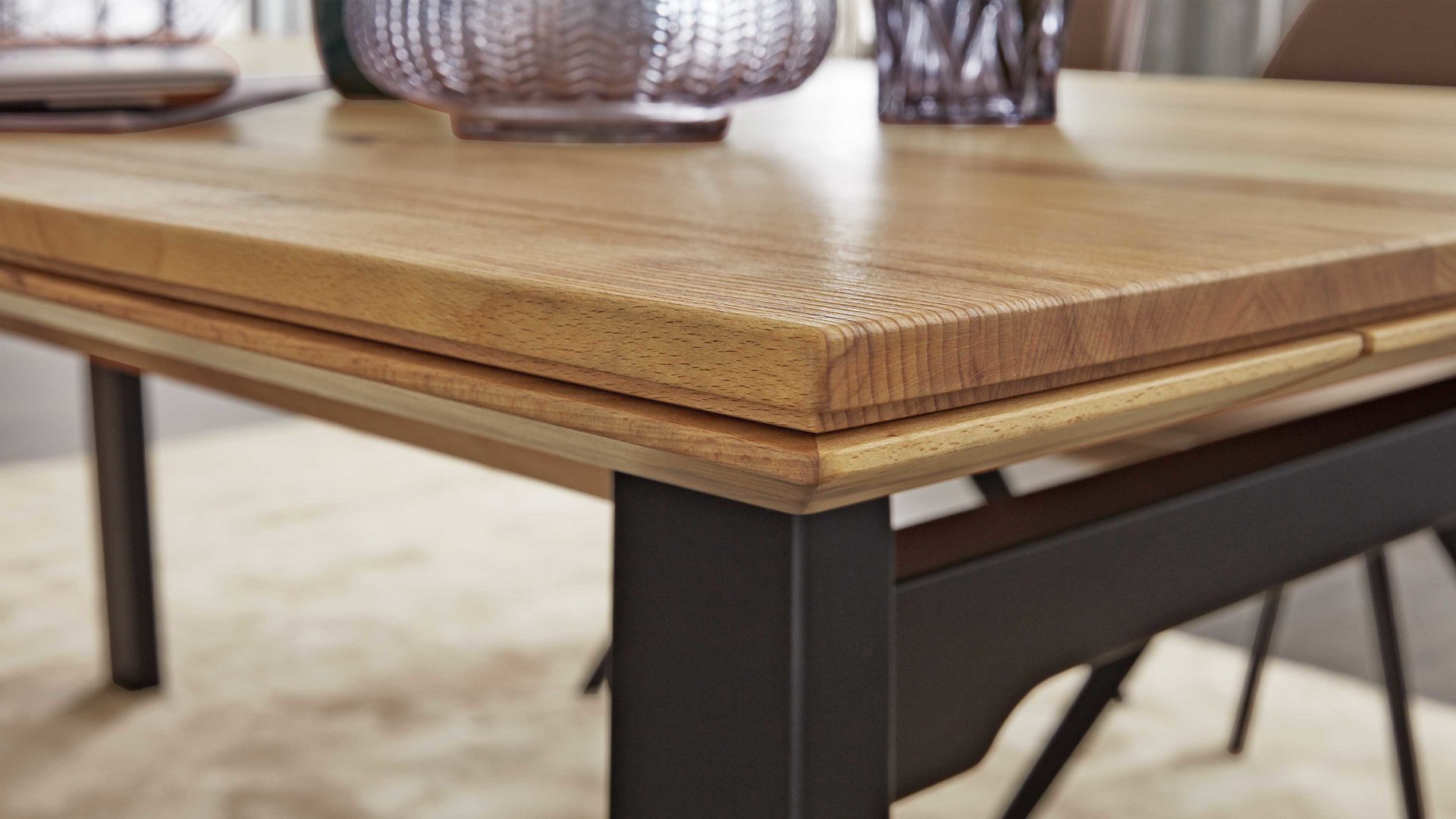 Auszugtisch Interliving aus Holz in Holzfarben Interliving Esszimmer Serie 5102 – Auszugtisch Charakter-Kernbuche & schwarzes Eisen – ca. 200-250 x 100 cm