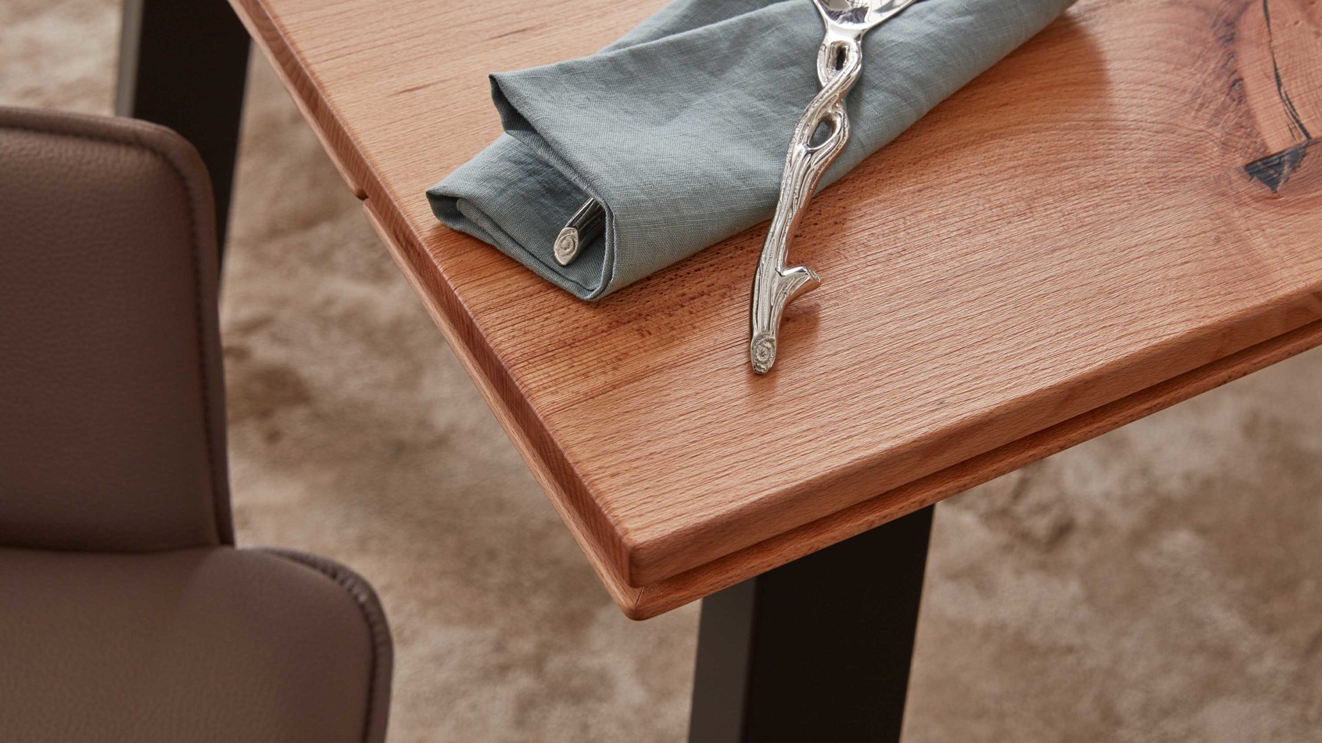 Auszugtisch Interliving aus Holz in Holzfarben Interliving Esszimmer Serie 5102 – Auszugtisch Charakter-Kernbuche & schwarzes Holz – ca. 180-230 x 100 cm